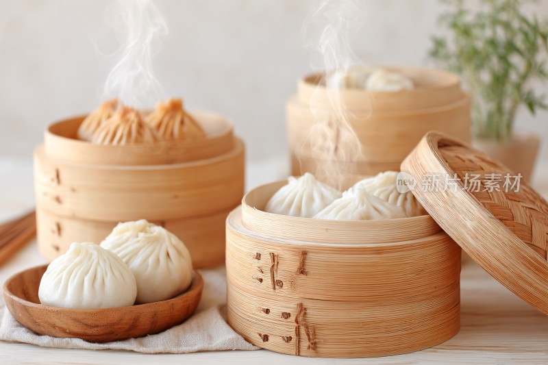 蒸笼里热气腾腾的美味包子