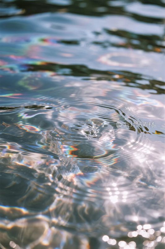 水面波纹与光影