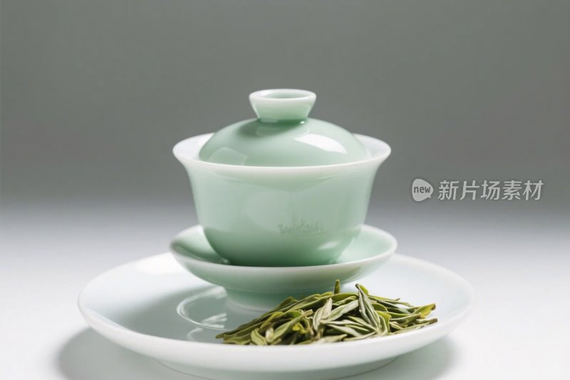 绿色茶具与茶叶展示