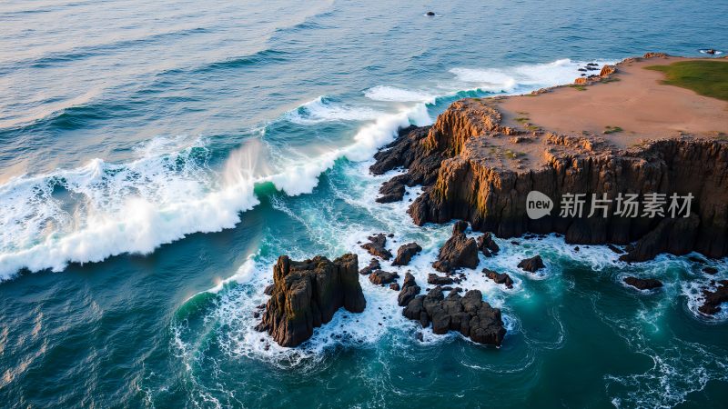 海浪拍打礁石的壮丽景象