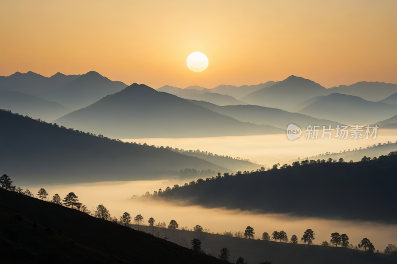 山下有雾谷夕阳西下高清风景图片