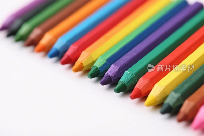 彩色蜡笔排列图