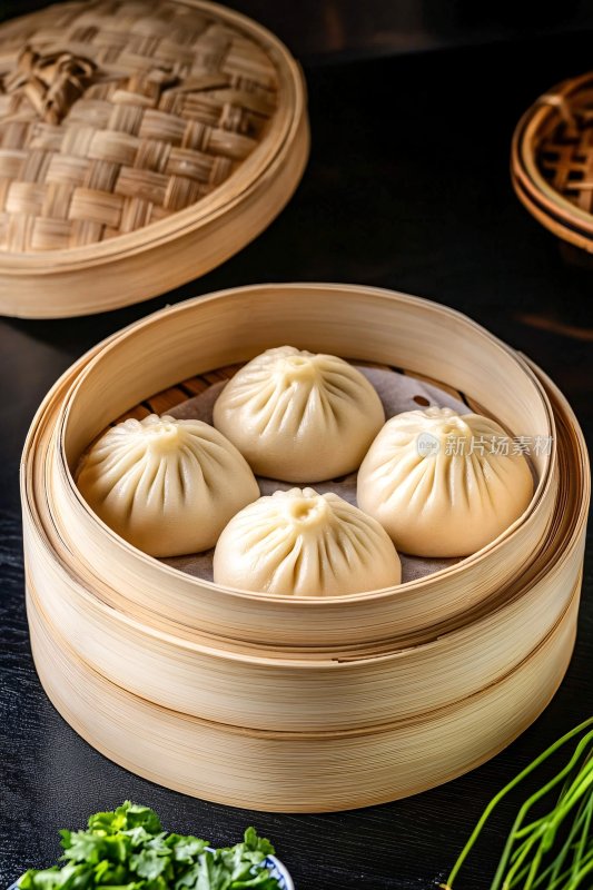 竹制蒸笼里的美味包子