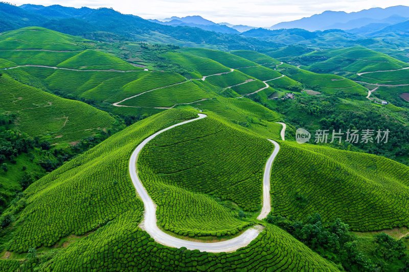 山间蜿蜒公路航拍美景