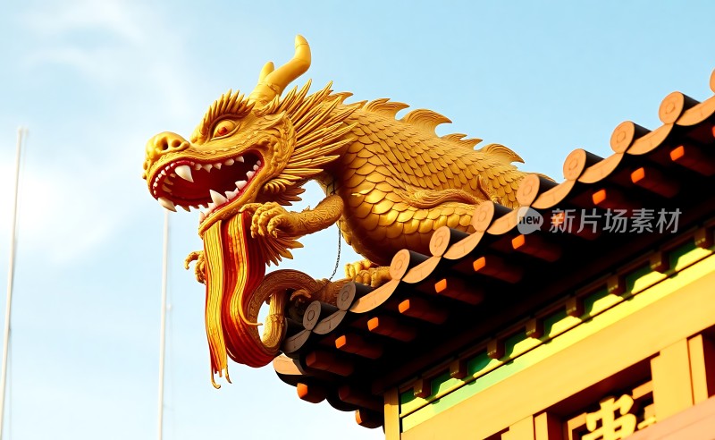 金光闪闪的龙雕塑守护着古老的建筑