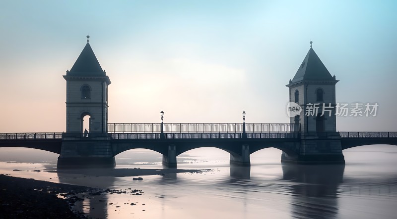 晨雾中的双塔桥