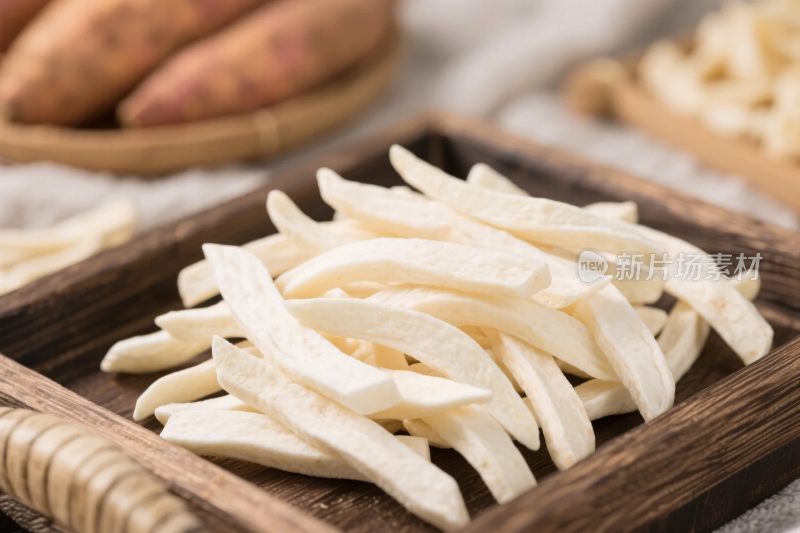 木盘装食材特写