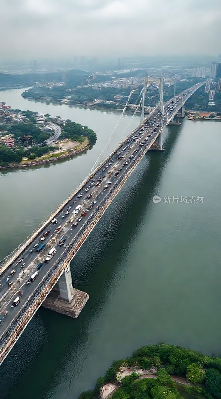 跨江大桥繁忙的交通枢纽