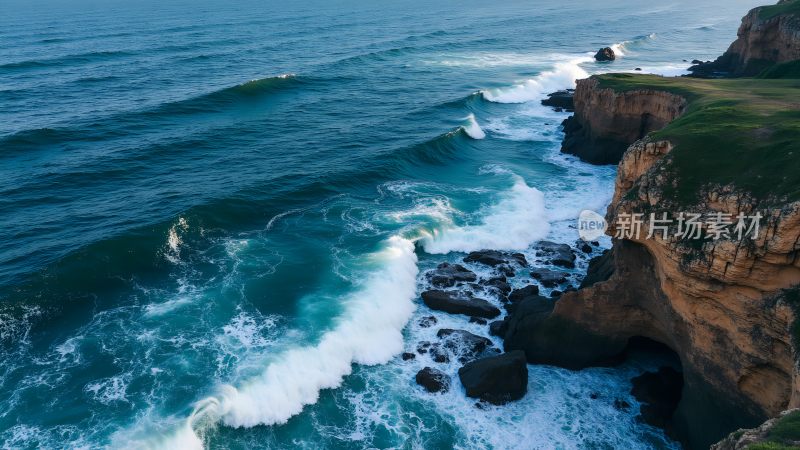 海浪拍打礁石的壮丽景象