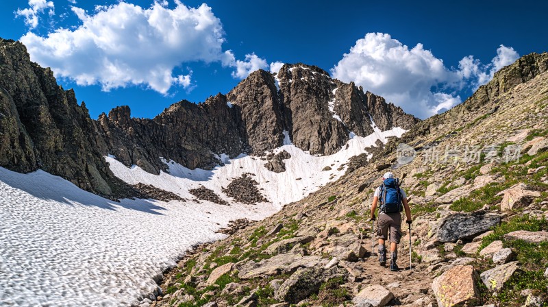 山地徒步登山