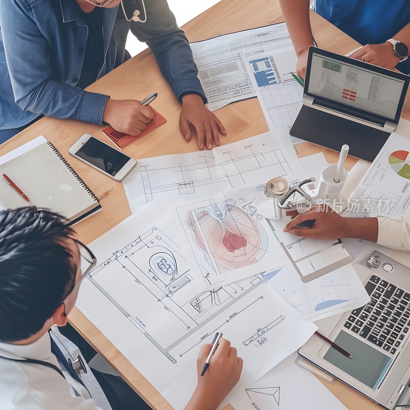 团队协作头脑风暴共同探讨设计方案