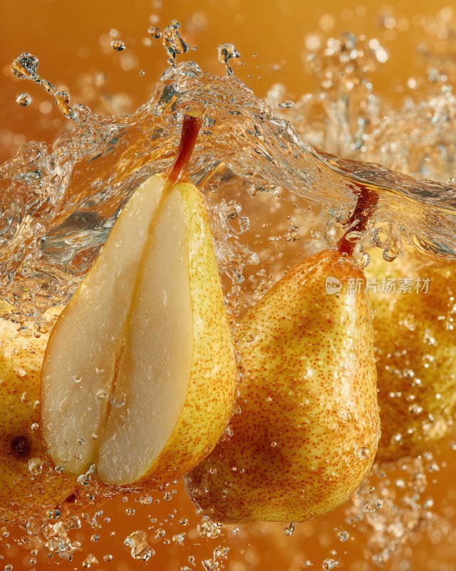 梨入水瞬间水花四溅画面