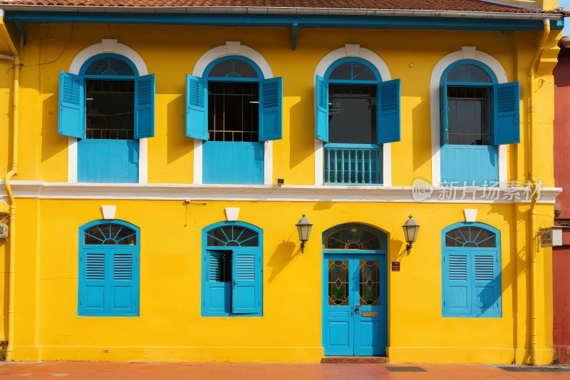 蓝窗黄墙欧式建筑