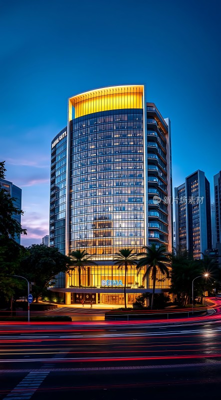 城市夜景下的现代建筑群