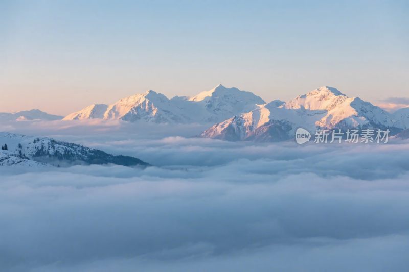 雪山云海景观图