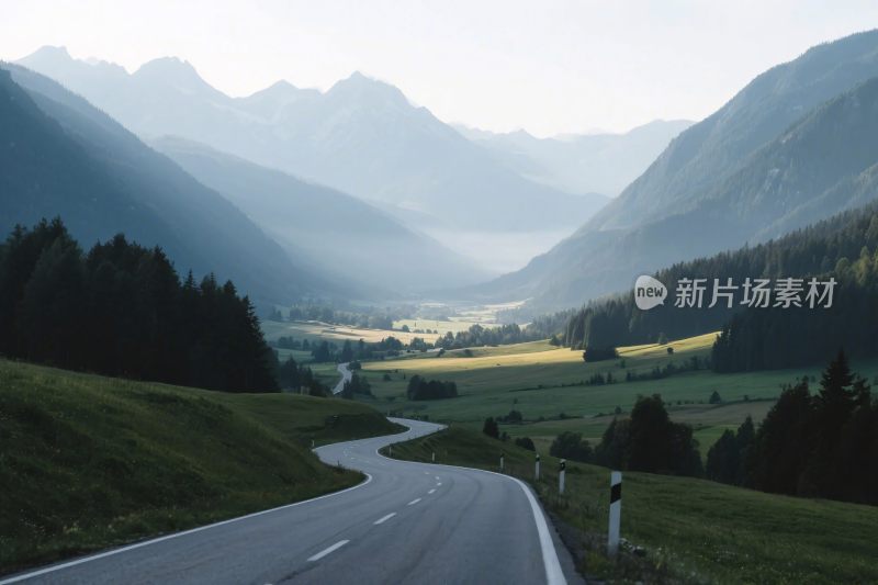 山间蜿蜒公路的美丽风景