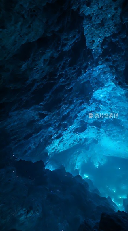 神秘洞穴探秘蓝色光芒下的未知世界