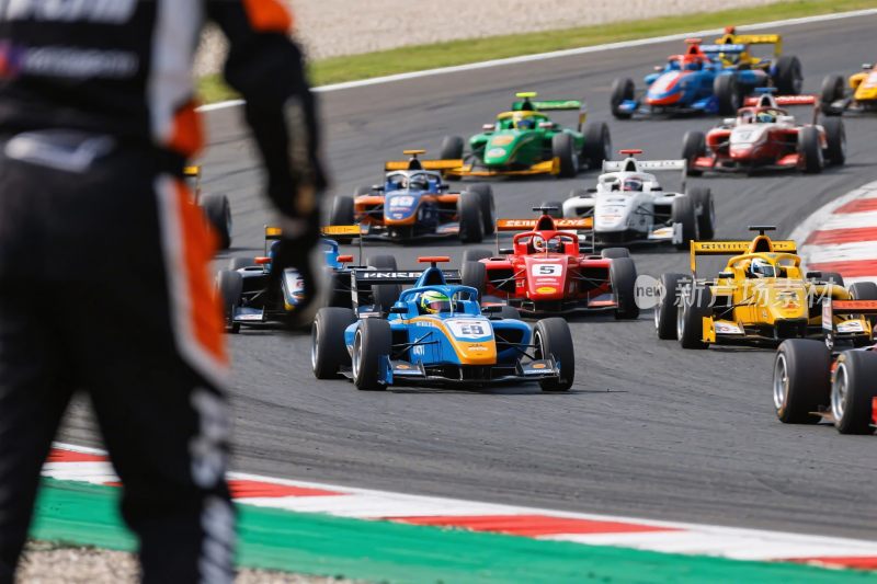 赛车赛道竞速画面