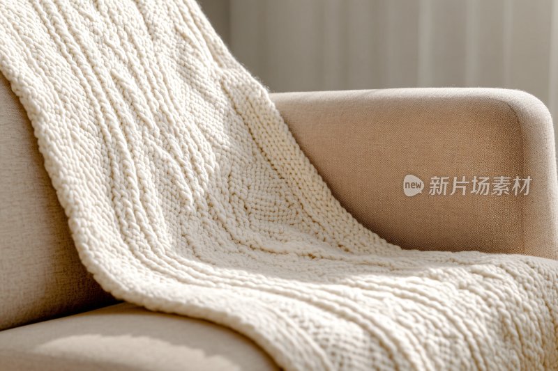 沙发上的米白色针织毛毯