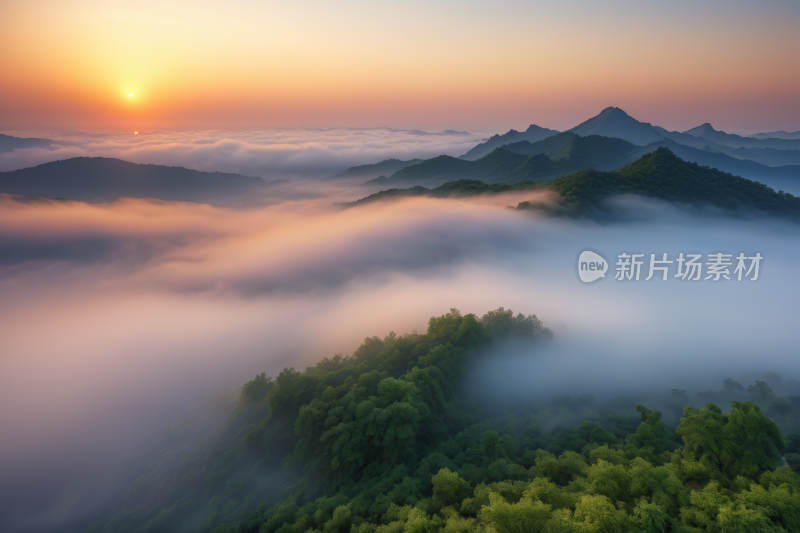 日落时分山上笼罩着雾气和低云风景风光图片