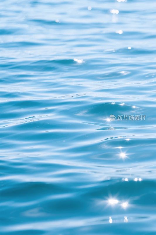 波光粼粼的水面