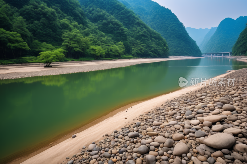 一条河是绿色的岸边有岩石高清图片