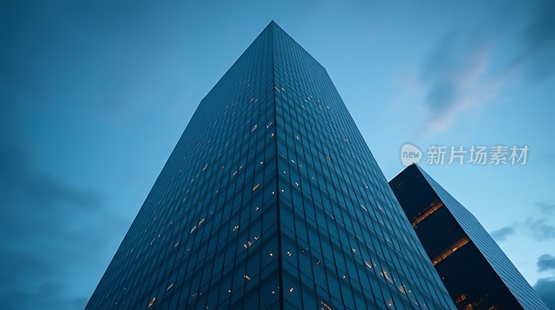 摩天大楼夜幕下的璀璨光芒