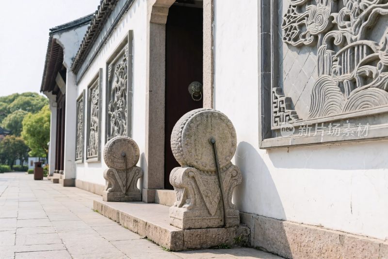 古建门前石鼓浮雕景观