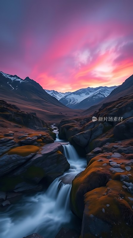 日落下的雪山溪流