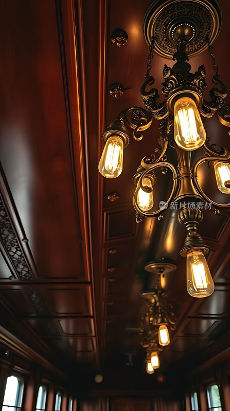 复古吊灯照亮华丽天花板