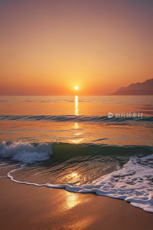 海上的日落海浪涌入岸边高清风景图片