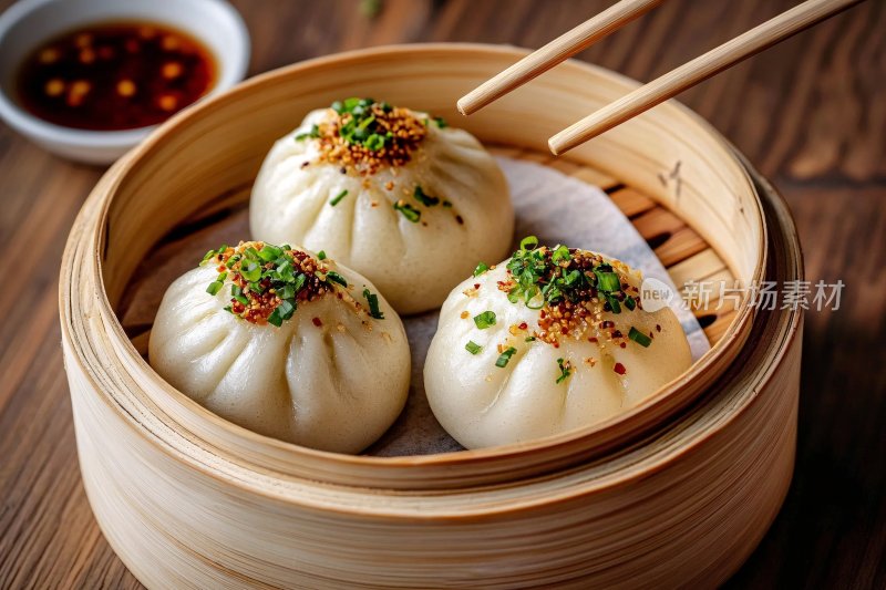 竹制蒸笼里的美味包子