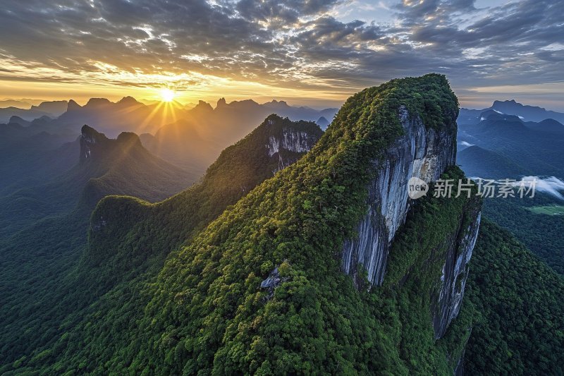 壮丽山峰日出景观