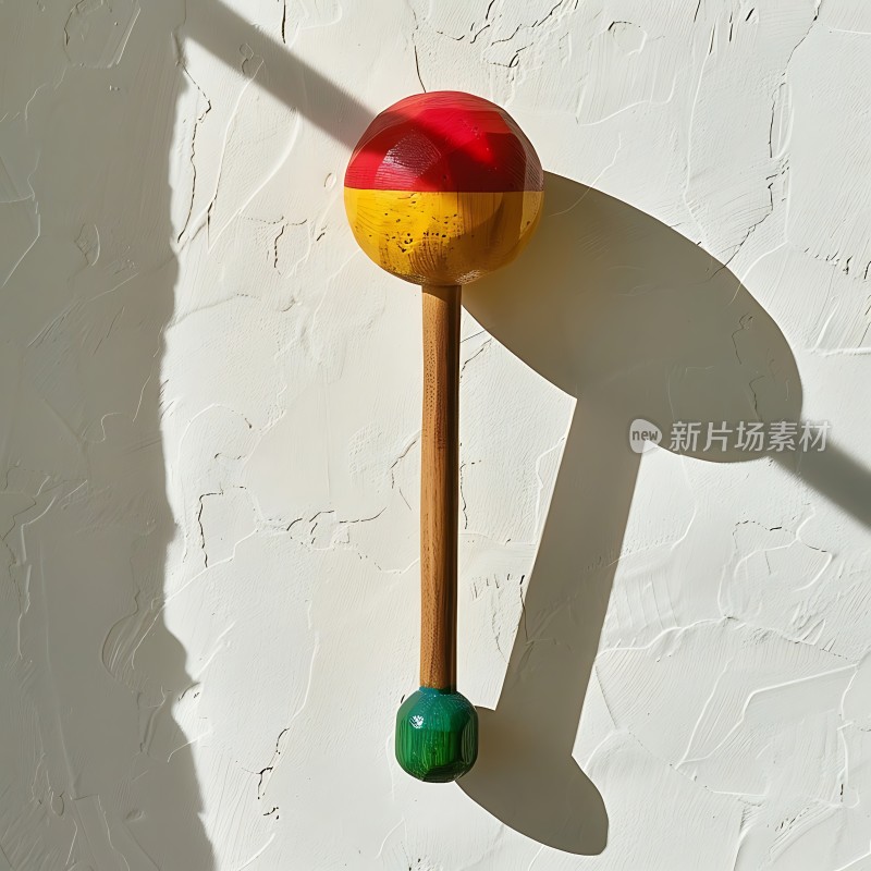 彩色木制摇铃阳光下的艺术光影
