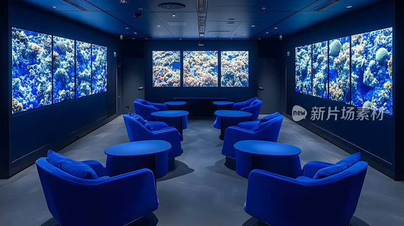 配有蓝色椅子和鲜艳珊瑚装饰现代休息室