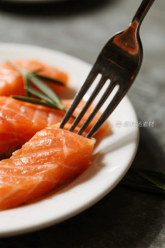 三文鱼叉子美食特写