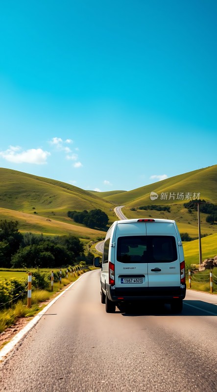 白色货车行驶在蜿蜒的山路上