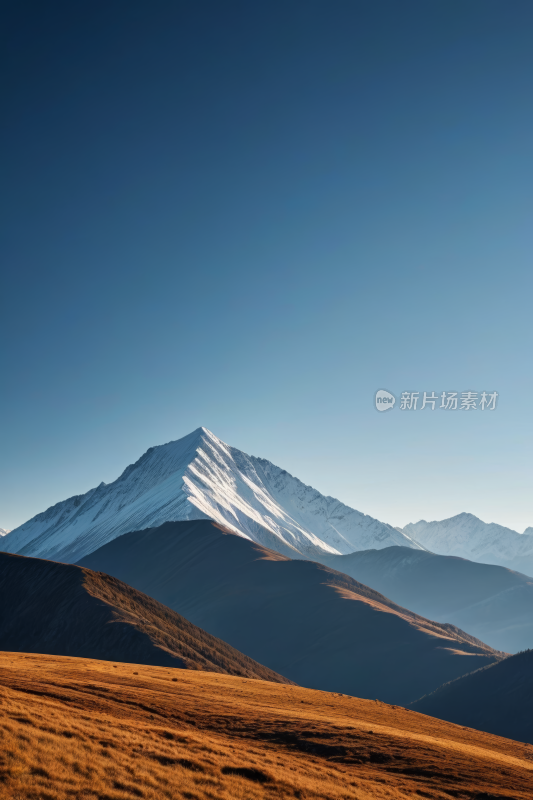 一座山脉远处有白雪覆盖的山峰高清风景