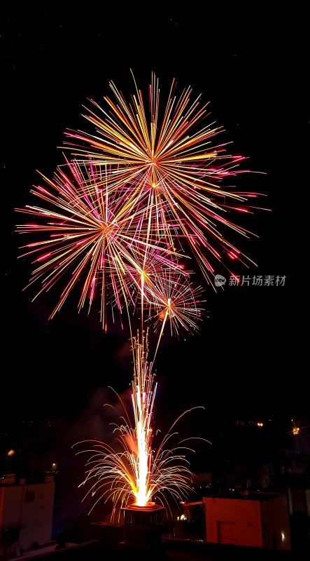 璀璨烟花绽放夜空色彩斑斓光芒四射