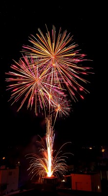 璀璨烟花绽放夜空色彩斑斓光芒四射 璀璨烟花绽放夜空色彩斑斓光芒四射