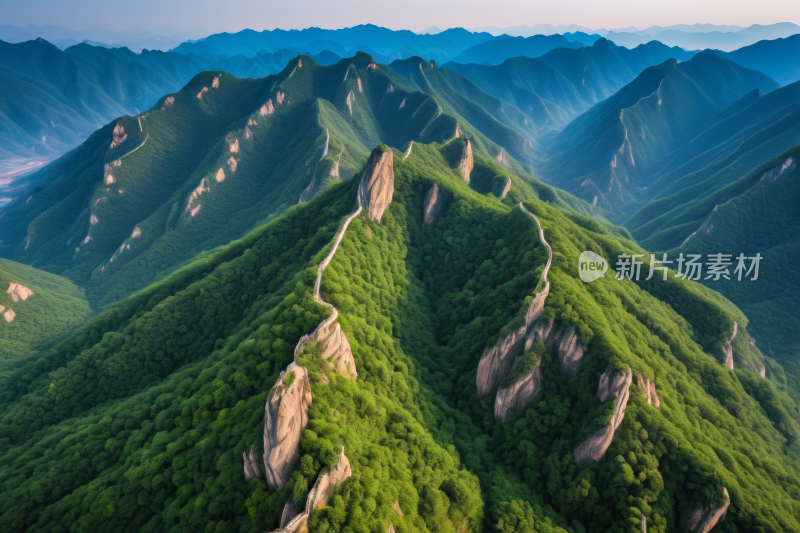 山中间一条陡峭的小路高清风景图片