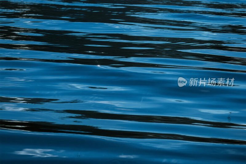蓝色水面波纹景象