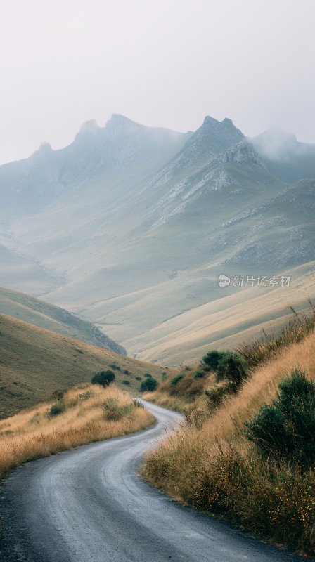 蜿蜒山间公路美景