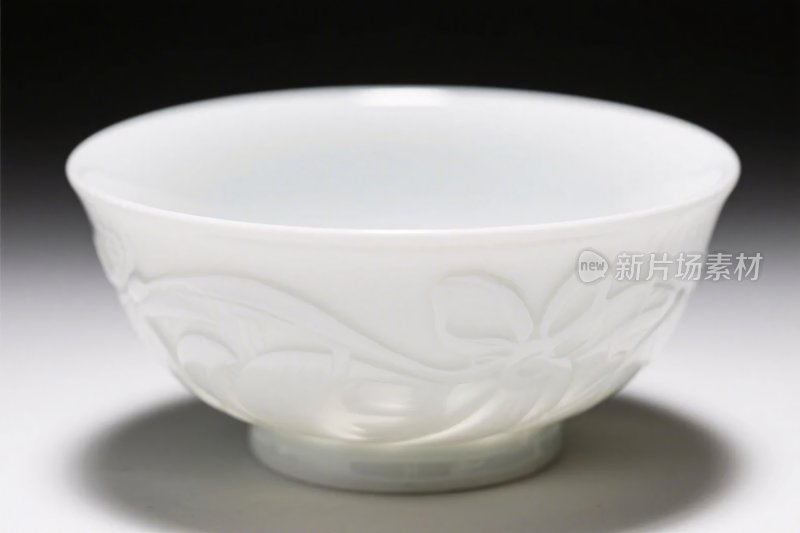 白色浮雕陶瓷碗