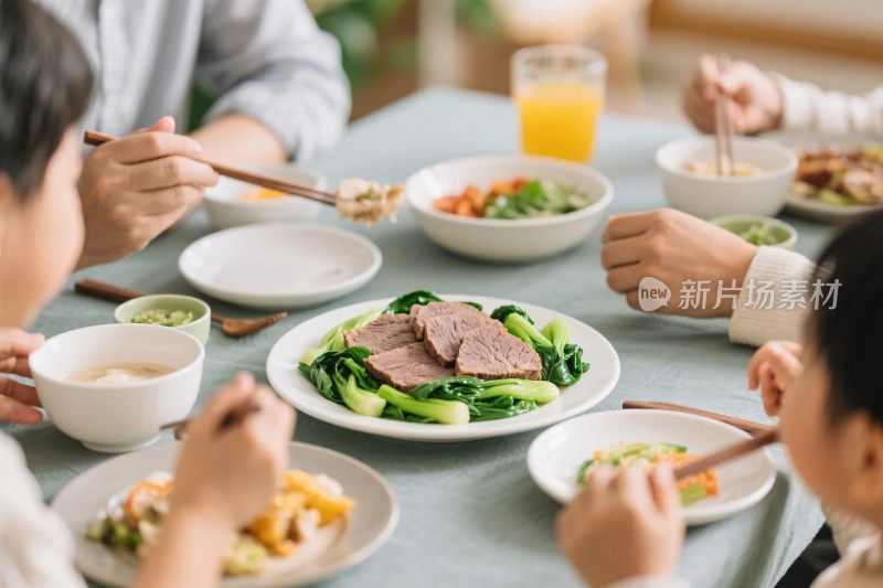 一家人围坐用餐场景