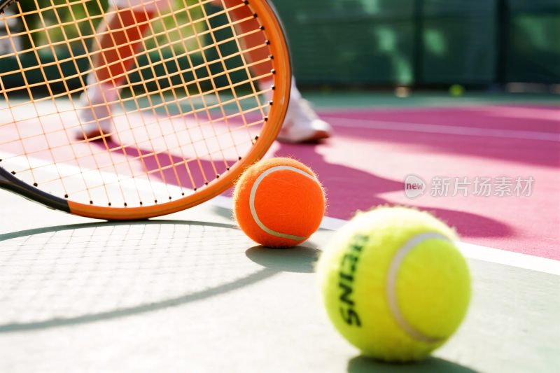 网球场上的网球与球拍