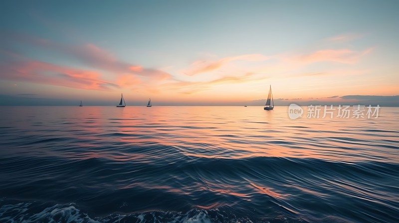 日落帆影映波光