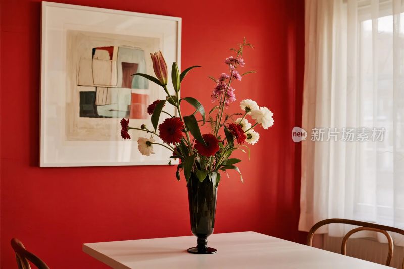 室内红色墙面鲜花摆设