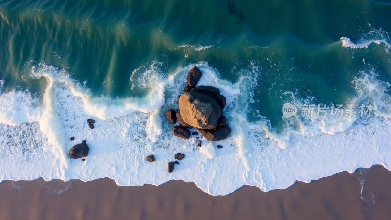 海浪拍打礁石的壮丽景象