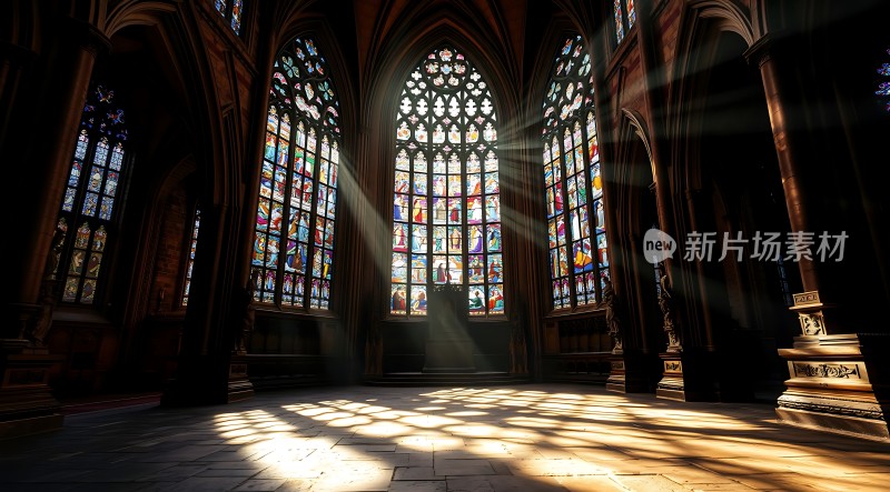 阳光洒满教堂内部彩色玻璃窗透出斑斓色彩